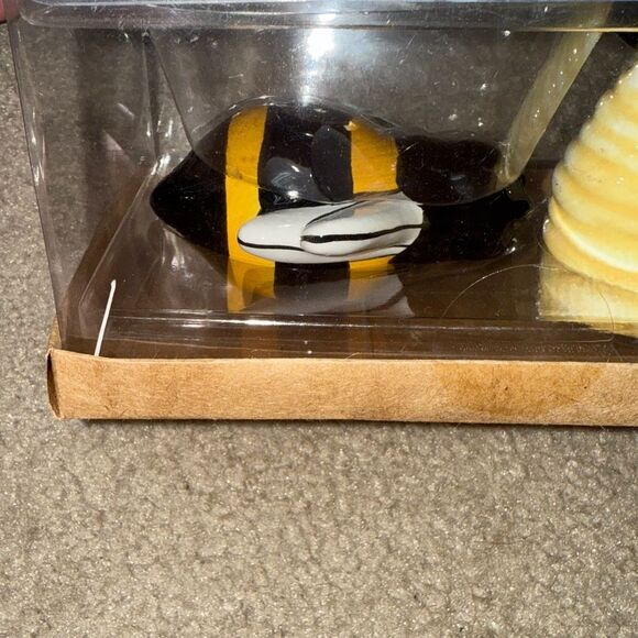 Bumble Bee Salt and Pepper Shakers - Picture 2 of 3